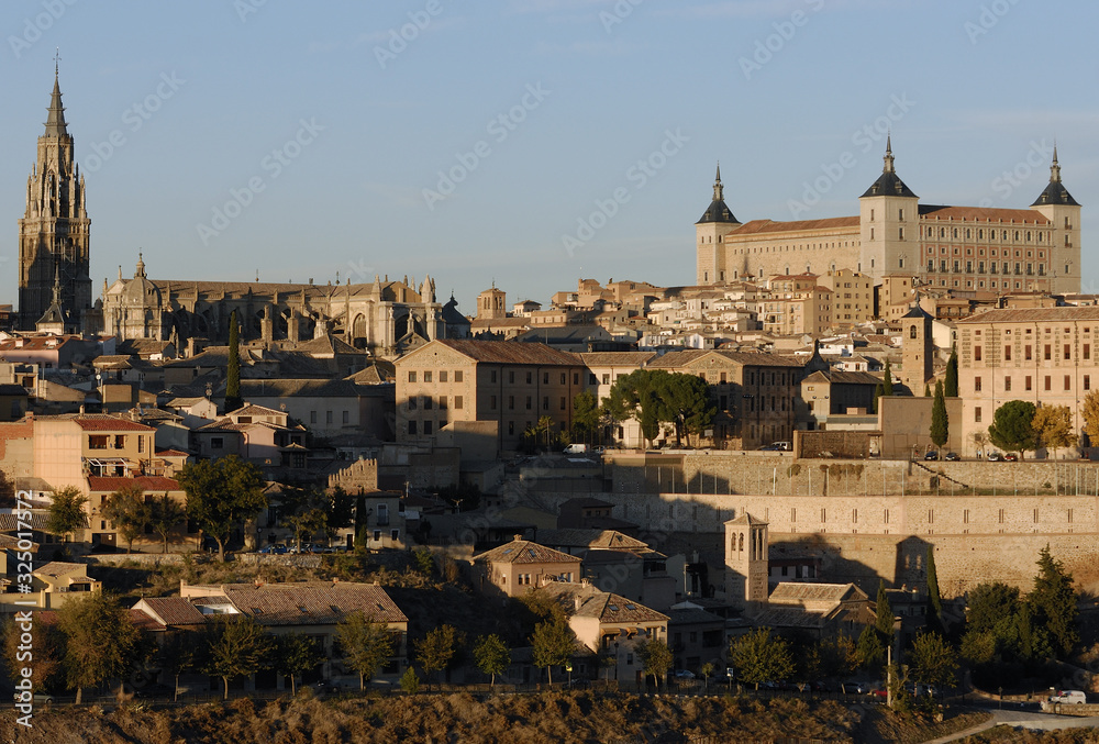 Vista parcial al atardecer de la ciudad española de Toledo, Patrimonio de la Humanidad
