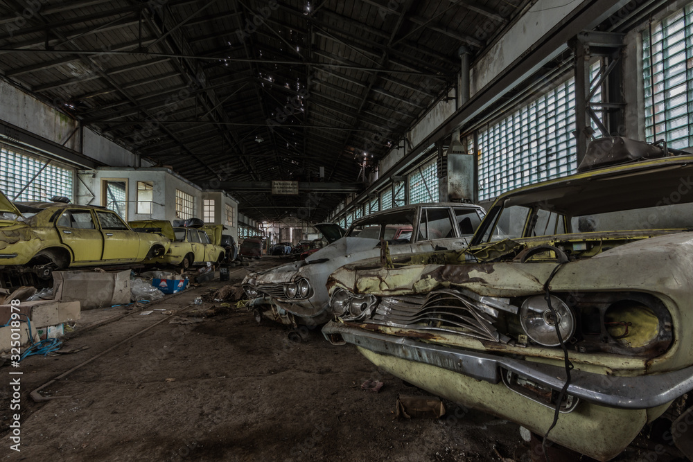 Fototapeta premium demolierte verlassene autos in einer halle