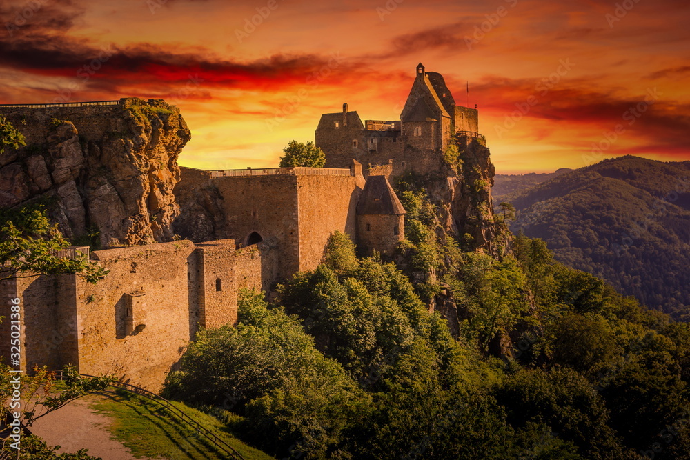Obraz premium Aggstein Castle ruins at sunse time. Wachau Valley of Danube River, Austria.