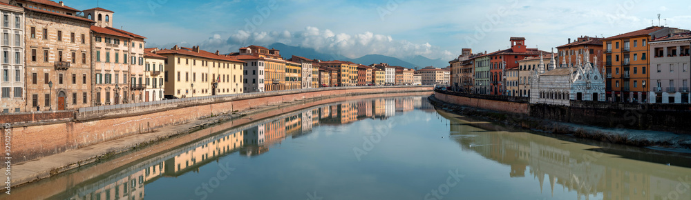 Pisa, veduta sul Lungarno e centro della città, Italia 