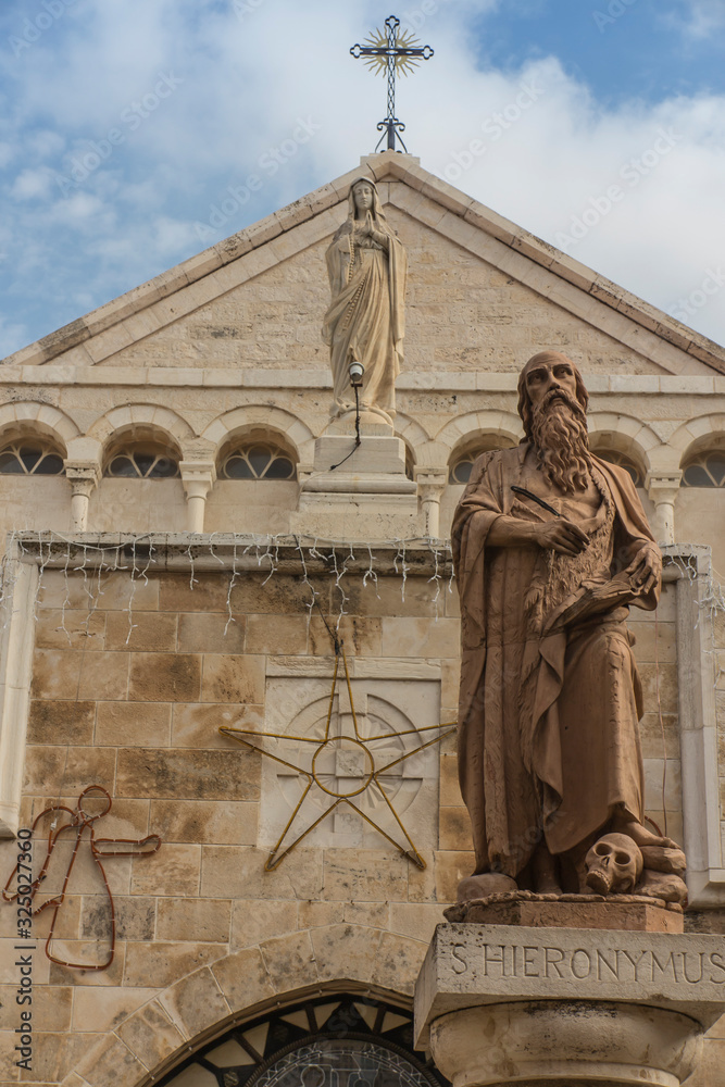Obraz premium City of Bethlehem. The church Catherine next to the Basilica of the Nativity of Jesus Christ. Column with the figure of Saint Jerome