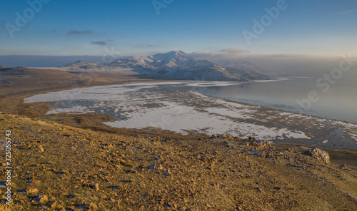 Vue aérienne de Antelope Island state park enneigé, à Salt Lake City