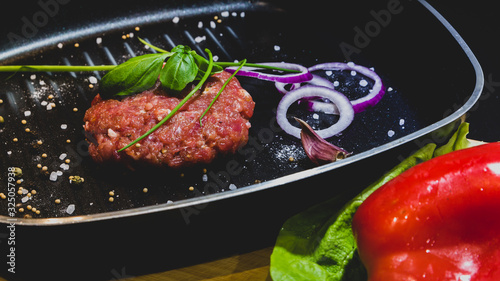 Mięso mielone na patelni grillowej © spacer.z.aparatem 