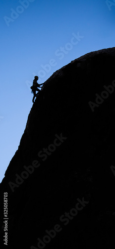 Grimpeur en contre jour, sur un rocher à Red Rock