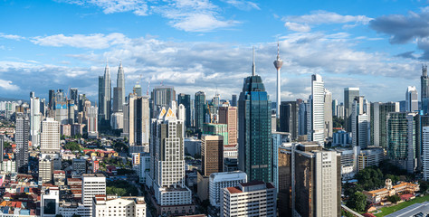 Tableau sur plexiglas Kuala Lumpur Panorama urbain de Kuala Lumpur ciel bleu  © THINK b