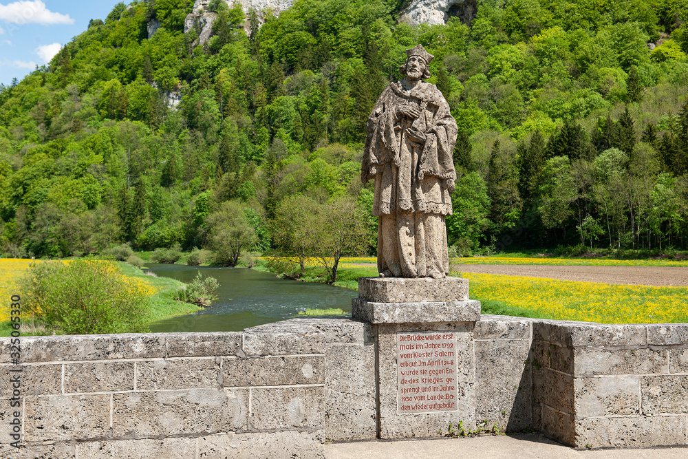 Fototapeta premium Donaubrücke in der Nähe von Beuron, Baden-Württemberg, Deutschland