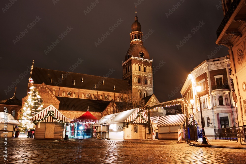 Obraz premium old town of Riga at night during Christmas 