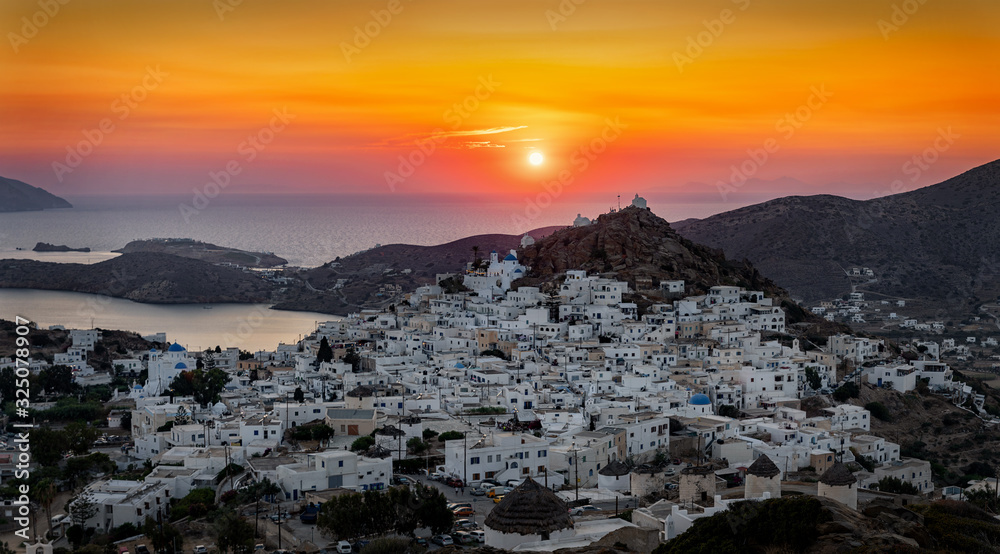 Fototapeta premium Blick auf die idyllische Chora von Ios, die Hauptstadt der Insel, bei Sonnenuntergang, Kykladen, Griechenland