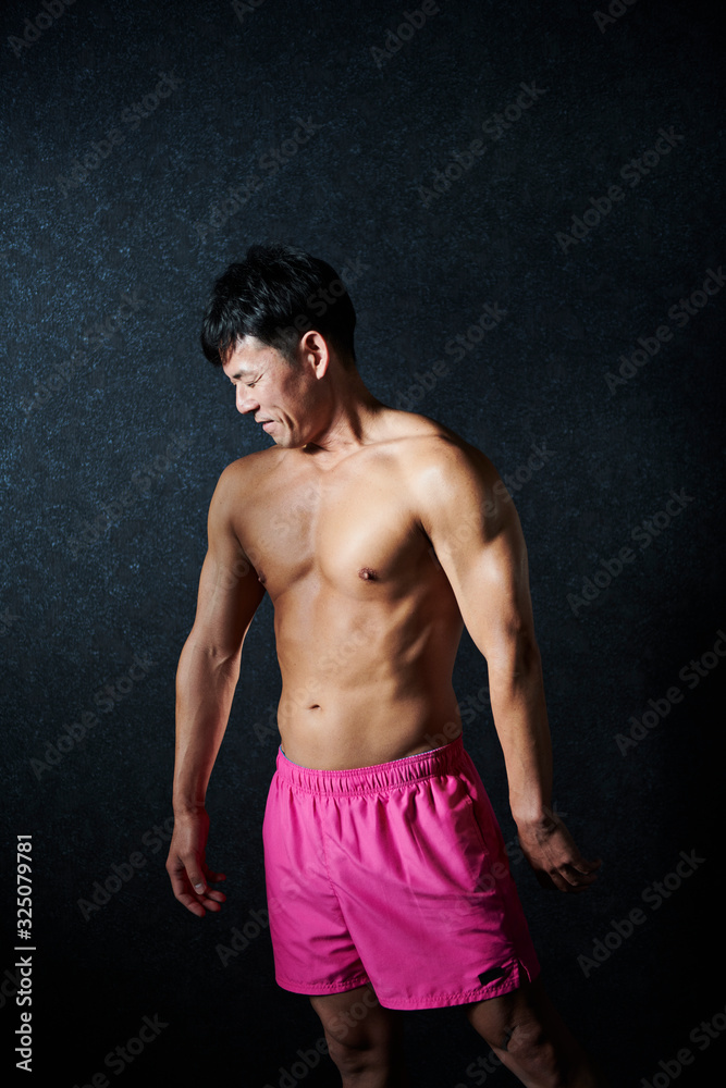 Fototapeta premium ワークアウト ボディビルダー 男性