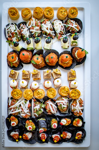 Catering Caterer Buffet Snack Appetizer Canapes Fingerfood auf weißer Platte