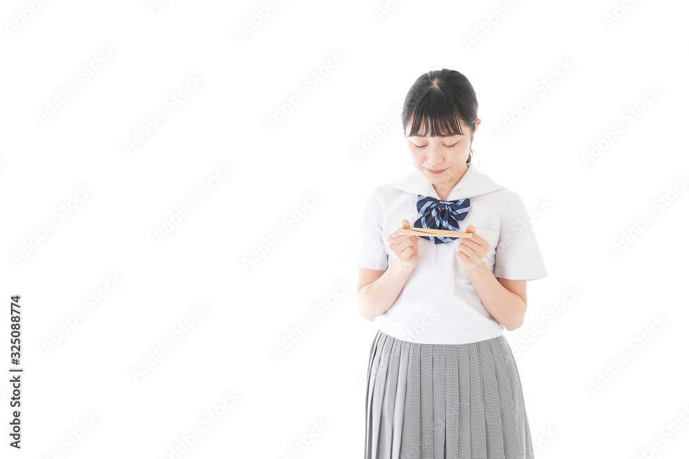 手紙を手渡す制服姿の女子学生 手紙を手渡す制服姿の女子学生