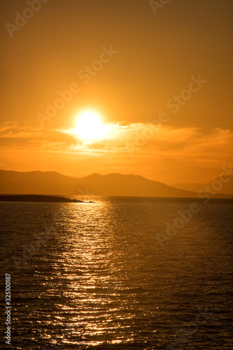 stimmungsvoller sonnenuntergang am Mittelmeer mit gl  hender Sonne und Inseln