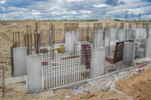 Construction of monolithic walls of a residential building