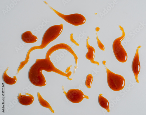 Curry Ketchup Spritzer auf einem weißen Hintergrund für die Freistellung Food Fotografie photo
