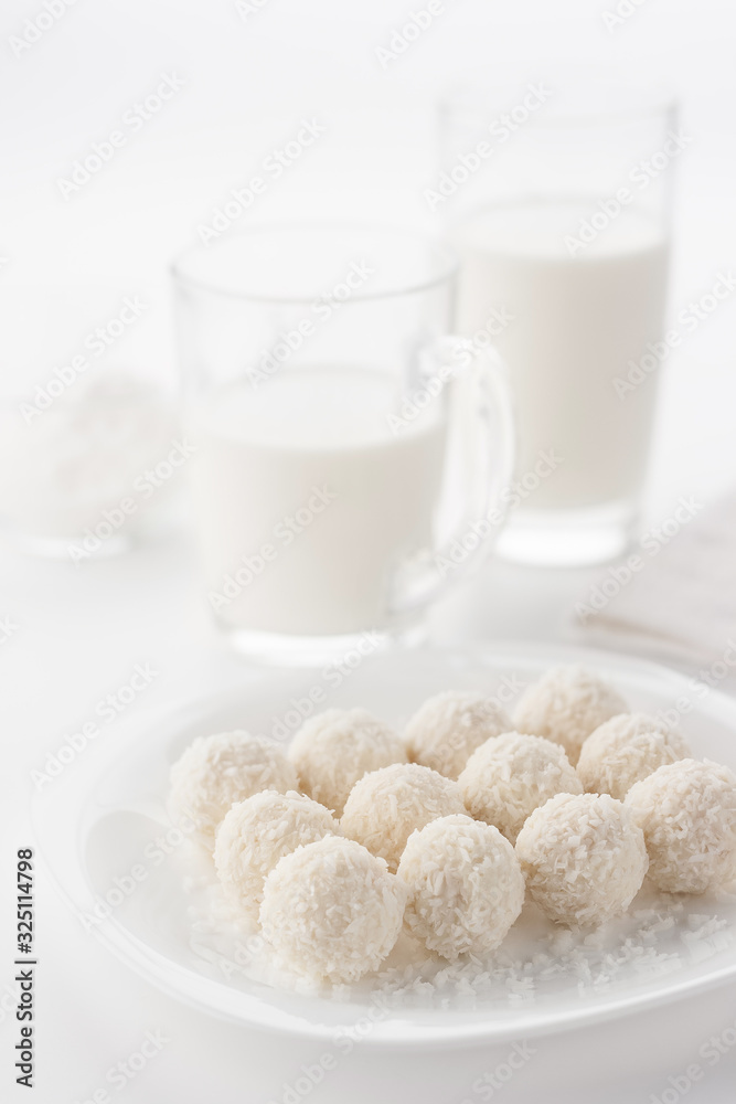 Small round cakes sprinkled with coconut shavings. Small round cakes sprinkled with coconut shavings.