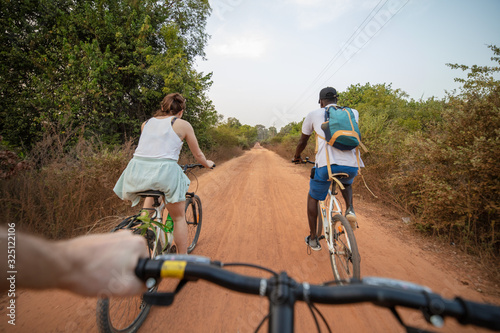 Mountainbiking auf Sandpiste in afrikanischer Landschaft photo