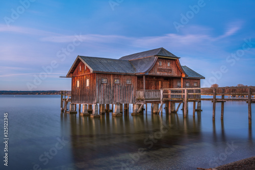 Bootshaus mit Steg in Stegen am Ammersee beim Sonnenaufgang © Harald