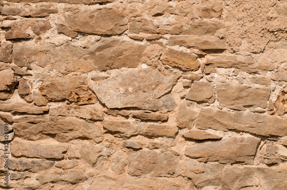 Sandsteinmauer mit unregelmäßigen Steinen