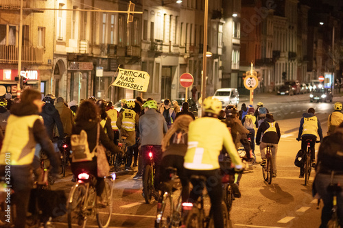 Abendliche Fahrrad-Demo für Klimaschutz und Verkehrswende in Brüssel, Belgien