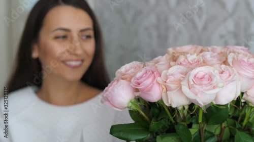 Wallpaper Mural Woman receive flowers with message Torontodigital.ca