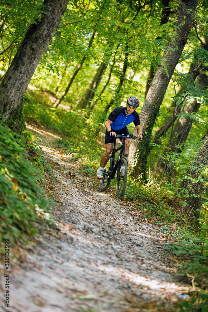 Naklejka premium mountain bike athlete