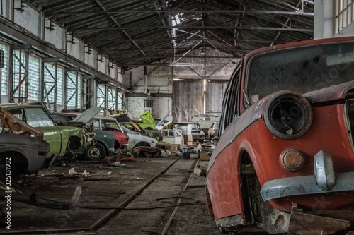 viele bunte alte autos in einer halle