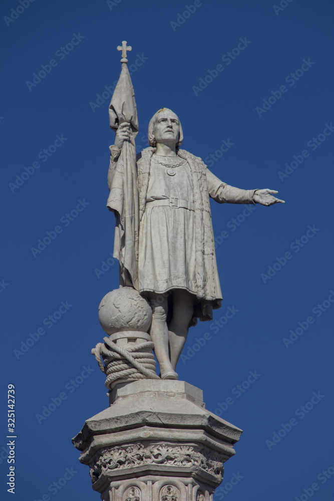 Estatua de Cristobal Colón viendo tierra