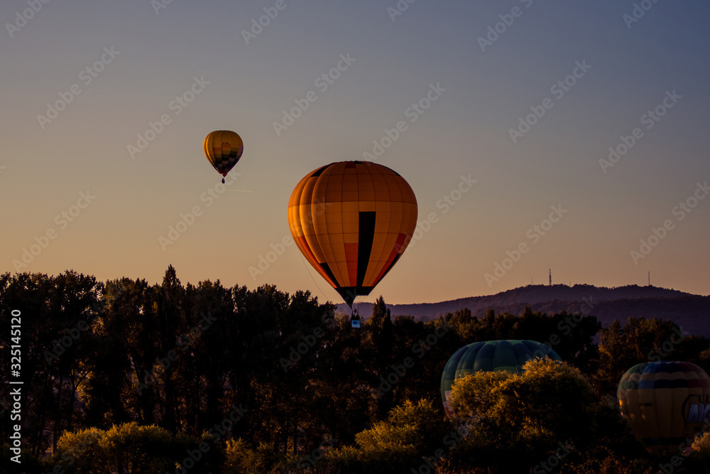Obraz premium Globo al amanecer