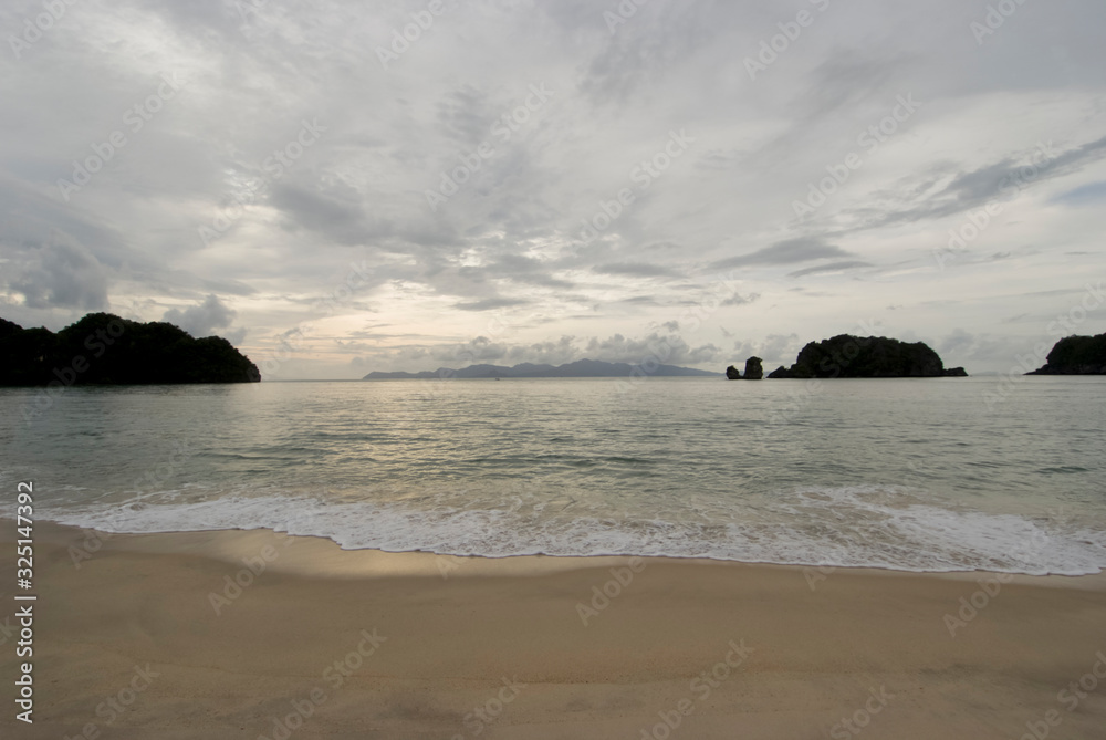 Fototapeta premium sztorm nad plażą Pantai Cenang w Langkawi
