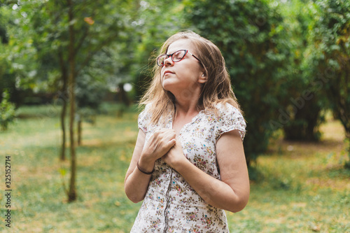 Photos Woman with chest pain suffocating