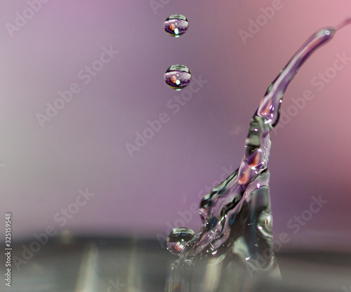 Krople wody w makro na fioletowym tle