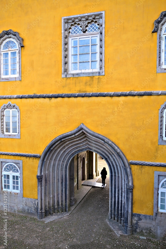 dettagli del Palácio da Pena situato sulle colline di Sintra a Lisbona. Il palazzo è stato dichiarato patrimonio mondiale dell'UNESCO ed è stato eletto una delle 7 meraviglie del Portogallo