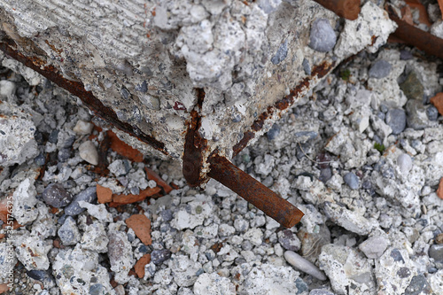 rotten concrete and iron, materials that are not earthquake resistant, photo