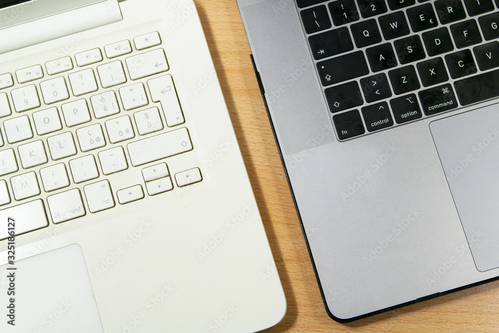 Prendere appunti con un agenda, il computer in una scrivania Prendere appunti con un agenda, il computer in una scrivania