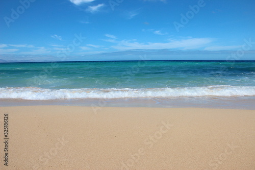 Playa con arena, mar y cielo azul. paisaje relajante