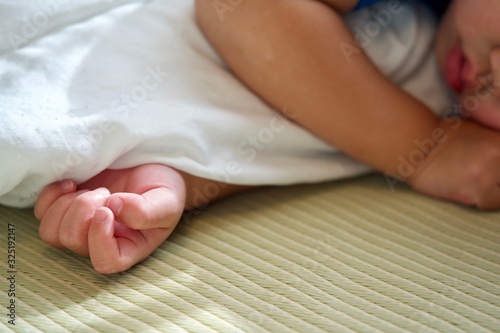 畳でお昼寝する赤ちゃんの手