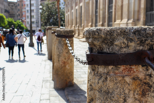 cadenas que sostienen algunos pilares que con el tiempo permanecen inertes © aaron