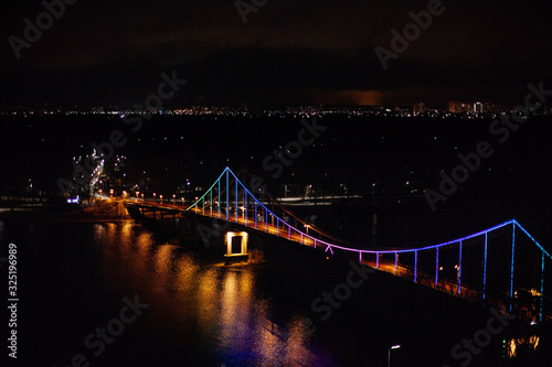 Fototapeta Naklejka Na Ścianę i Meble -  Night view of the Park bridge in Kyiv