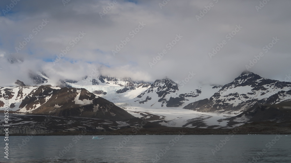 Fototapeta premium Landschaft Südgeorgien - Meer & Berge