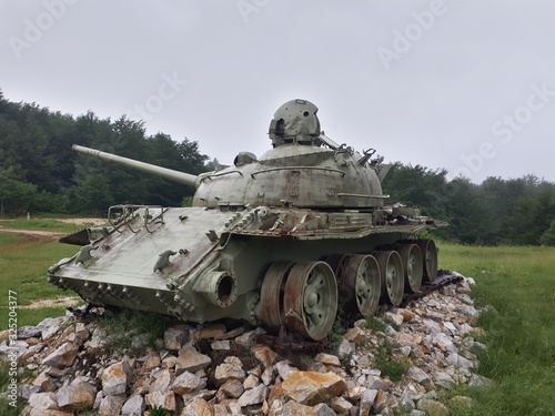 Cuadro en lienzo Old soviet tank T-55 from Bosnian war placed on the meadow as a monument