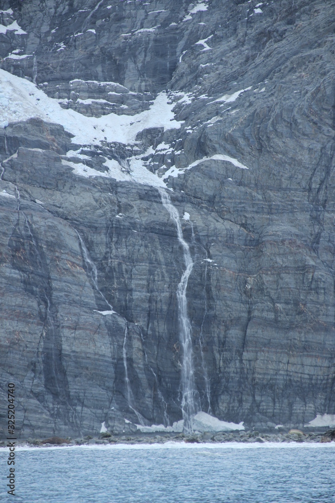 Gletscher auf Berg in Antarktis - Wasserfall