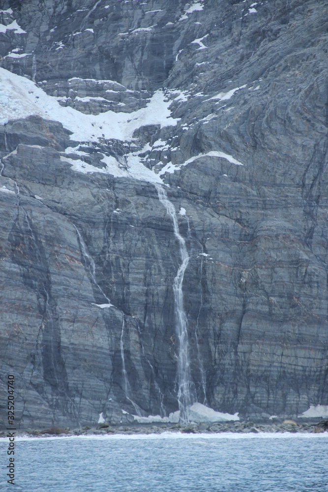 Gletscher auf Berg in Antarktis - Wasserfall Gletscher auf Berg in Antarktis - Wasserfall