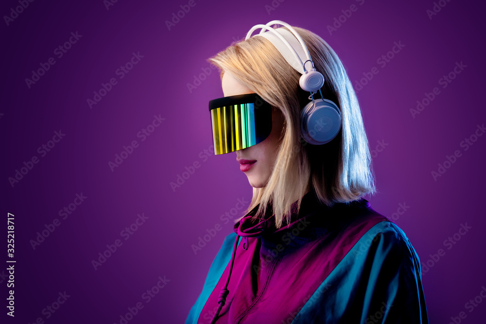 Blonde in VR glasses and headphones on pink background foto de Stock |  Adobe Stock