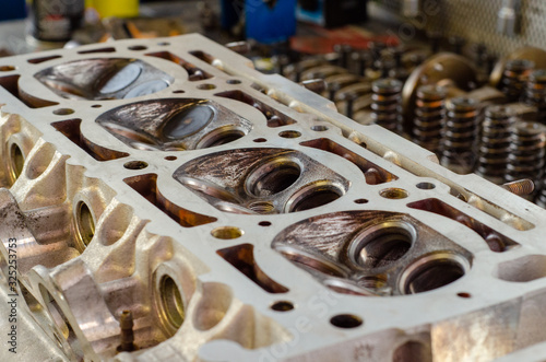 Engine head valve with carbon 