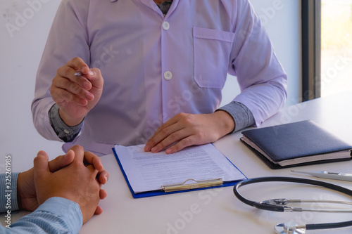 Doctor consultation Listen to the diagnosis of illness and discomfort. Guidelines for healthy health.