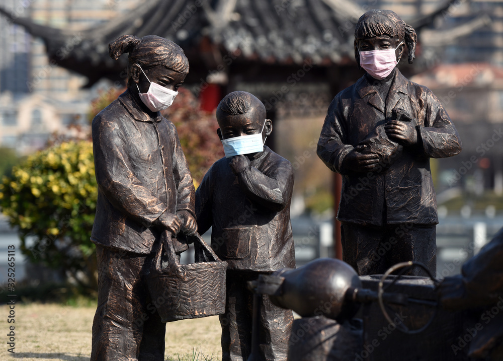 In China, novel coronavirus pneumonia was released in February 23, 2020 in Huaian, Jiangsu province. Li Canal cultural corridor is a series of statues with masks. In China, novel coronavirus pneumonia was released in February 23, 2020 in Huaian, Jiangsu province. Li Canal cultural corridor is a series of statues with masks.