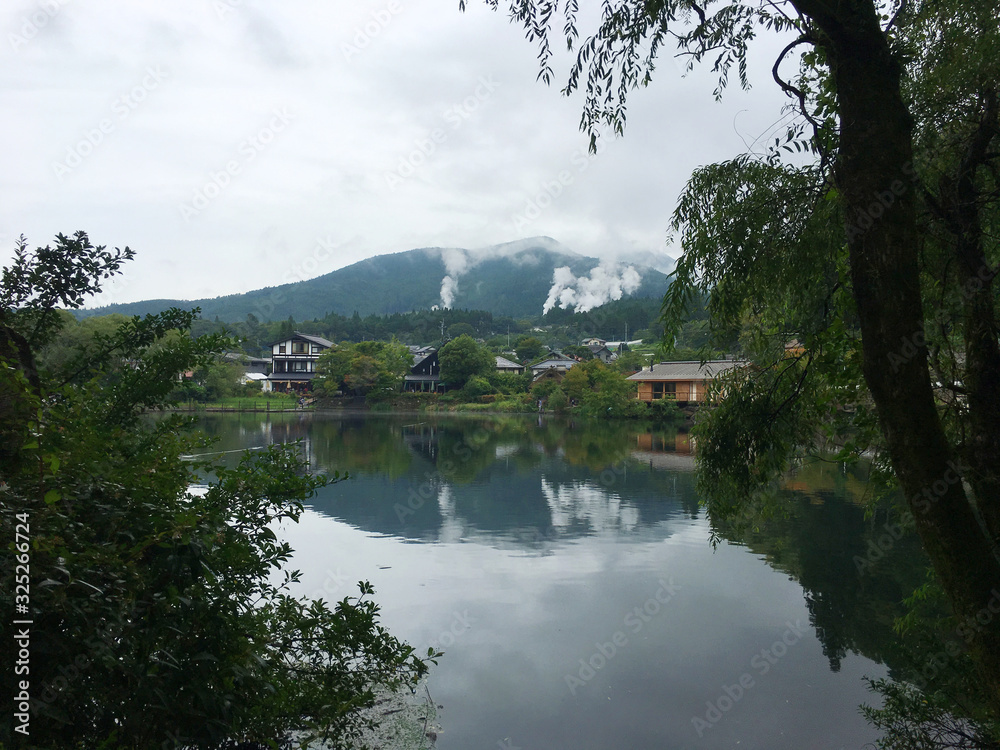 Fototapeta premium 温泉郷の風景 大分県湯布院 日本