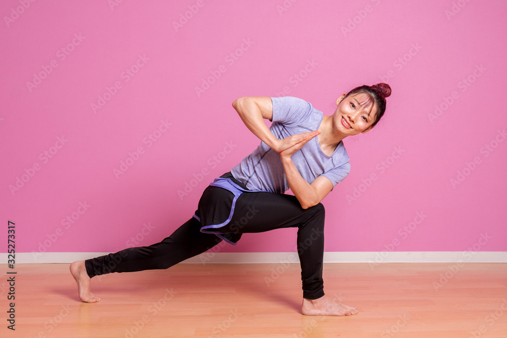 Naklejka premium ヨガウエアの女性