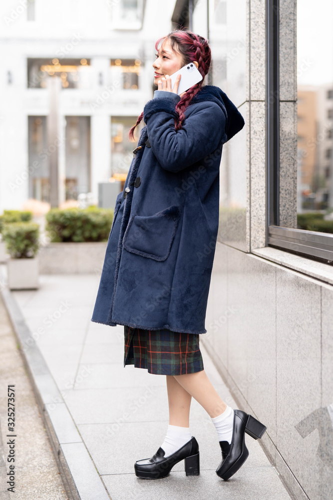 携帯電話を持っている女性 携帯電話を持っている女性