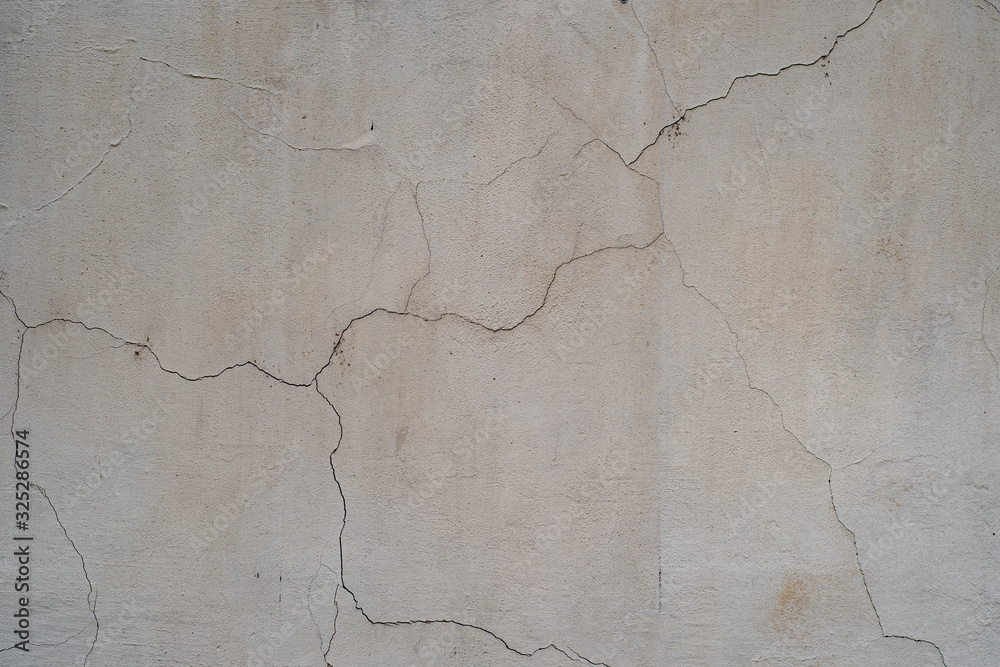 Obraz premium Light stone wall with long cracks